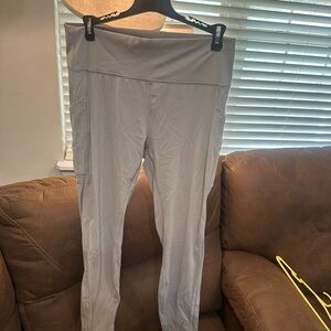 High-Waist Light Gray Leggings with Side Pockets
